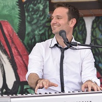 Mahndorfer Sommerterrassen am 28.7.2013 - der Gastgeber und Boogie Woogie Spezialist: Emanuel Jahreis - foto by nowasger