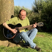 Friedemann mit seiner neuen Gitarre im Sommer 2023